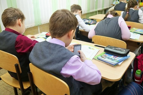 Фото - Российским школьникам запретили пользоваться мобильниками на уроках